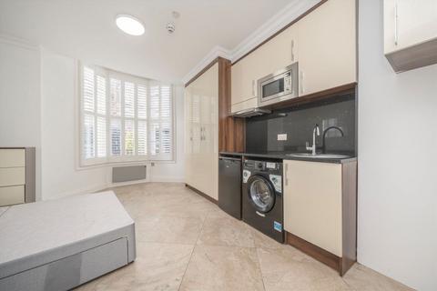 Studio to rent, High Street, London W3