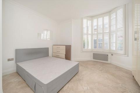 Studio to rent, High Street, London W3
