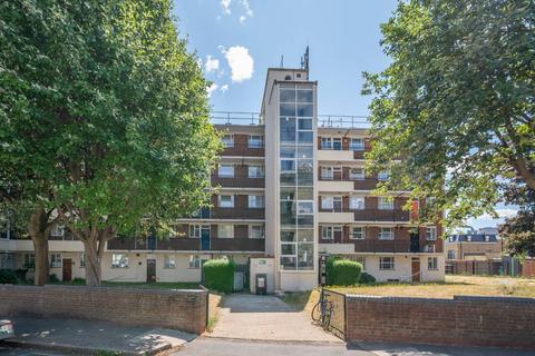 Studio to rent, Alfred Butt House, Tooting Bec, London, SW17