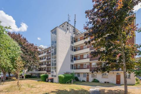 Studio to rent, Alfred Butt House, Tooting Bec, London, SW17