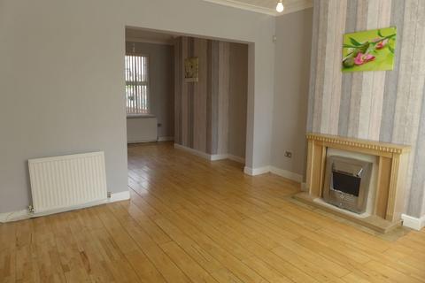 3 bedroom terraced house to rent, Saxon Street, LL13