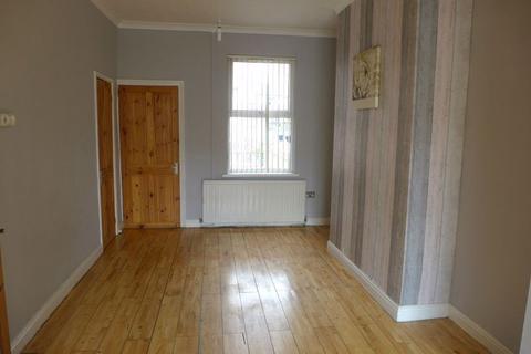 3 bedroom terraced house to rent, Saxon Street, LL13
