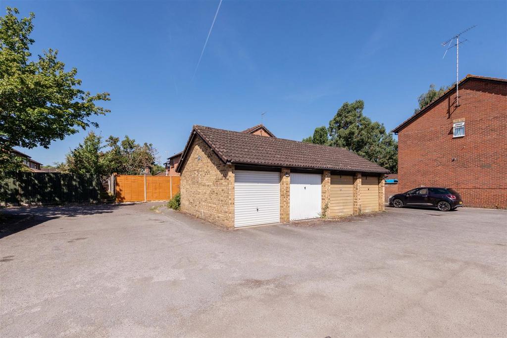 18 Charlton Close-4.jpg