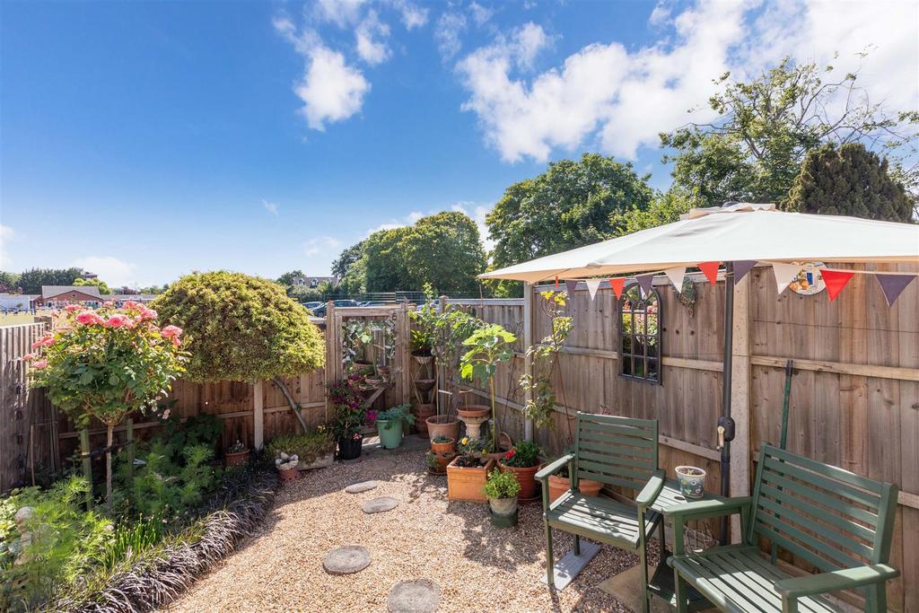 18 Charlton Close-2.jpg