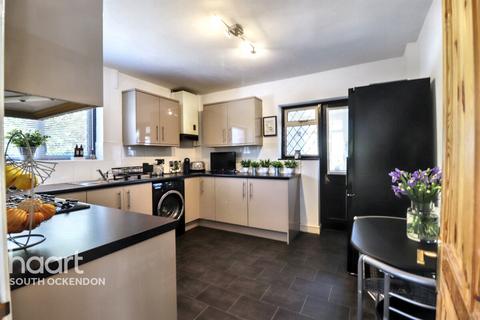 24 Arnhem Avenue, Aveley, South Ockendon, RM15 4AT