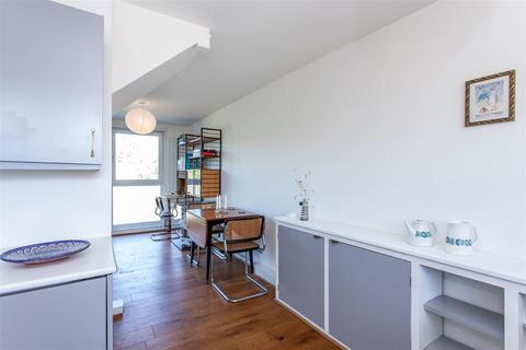 18 Emmott Close, London, E1 4QN