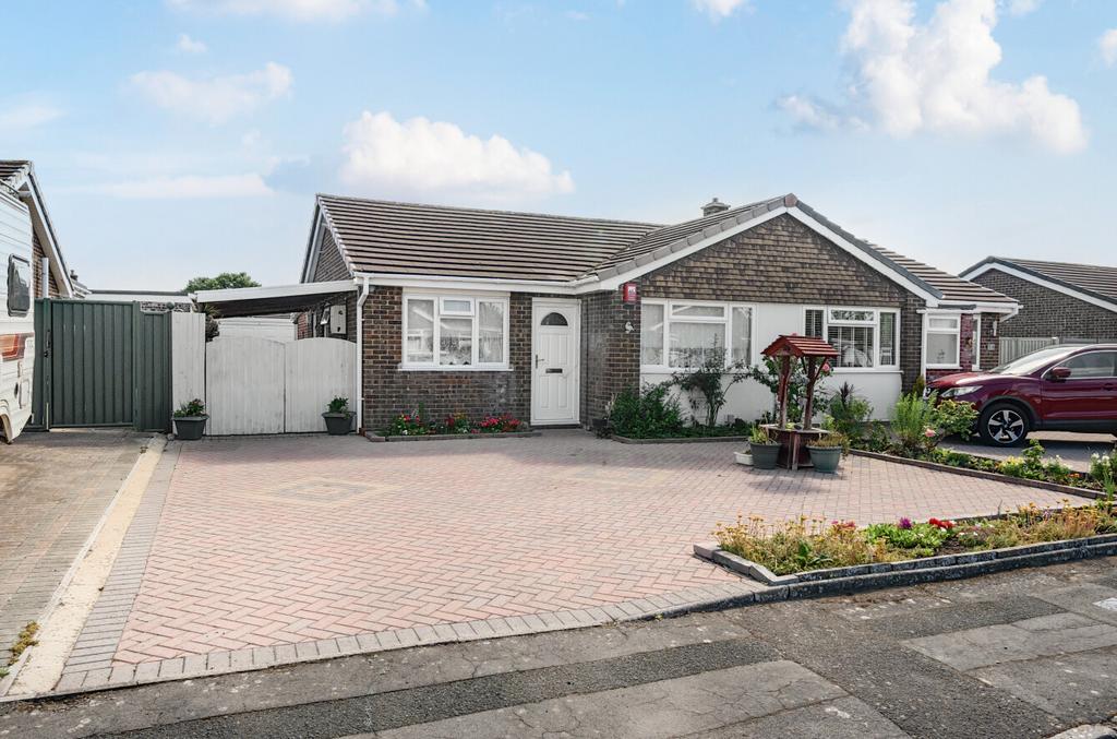 Dobbin Close, Covingham, Swindon, SN3 2 bed semi-detached house - £300,000