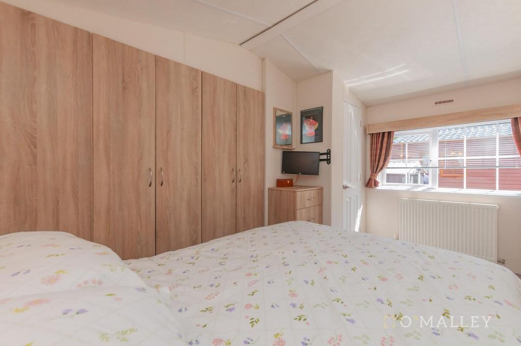22. Bedroom 1 4.jpg