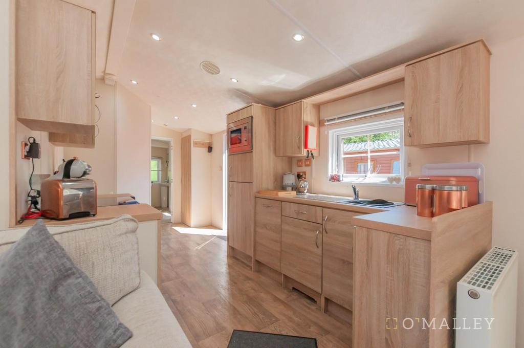 16. Kitchen 2.jpg