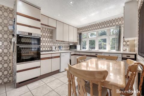 2 bedroom bungalow for sale, Stapleford Road, Stapleford Abbotts, RM4