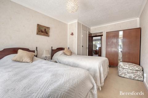 2 bedroom bungalow for sale, Stapleford Road, Stapleford Abbotts, RM4