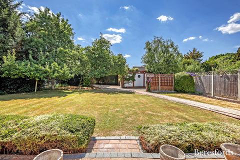 2 bedroom bungalow for sale, Stapleford Road, Stapleford Abbotts, RM4