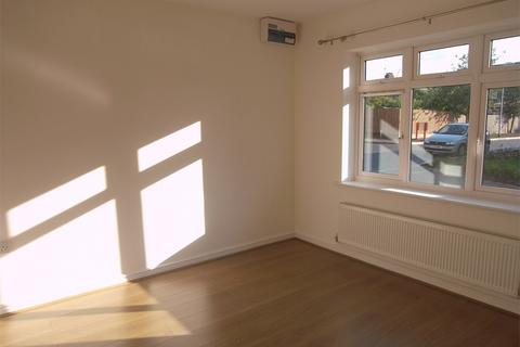 4 bedroom detached house to rent, Oakley Gardens, Luton, LU4