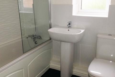 4 bedroom detached house to rent, Oakley Gardens, Luton, LU4
