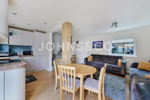 2 bedroom semi-detached house to rent, St. Michaels Close, London, E16
