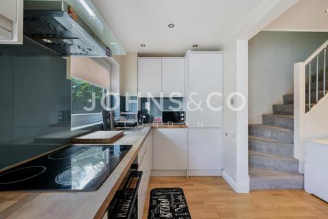 2 bedroom semi-detached house to rent, St. Michaels Close, London, E16