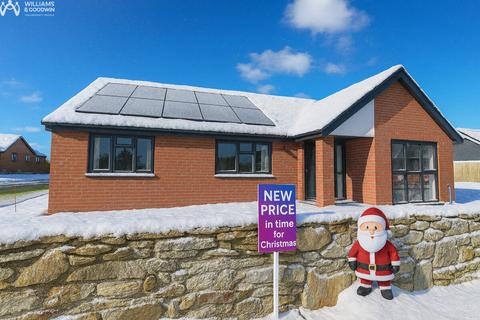 3 bedroom detached bungalow for sale - Holyhead Road, Llannerch-y-Medd, Anglesey, LL71