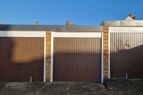 Garage to rent, Crookston Road, London SE9