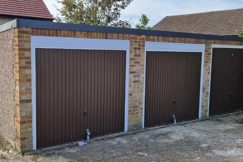 Garage to rent, Crookston Road, London SE9