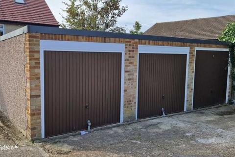 Garage to rent, Crookston Road, London SE9