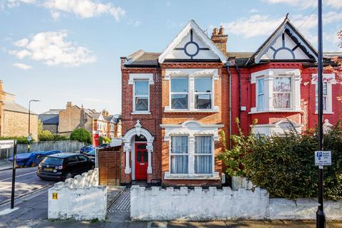 5 bedroom end of terrace house to rent, Stuart Road, Acton