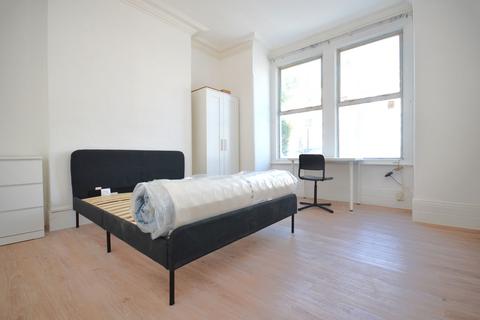 5 bedroom end of terrace house to rent, Stuart Road, Acton