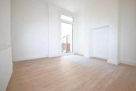 5 bedroom end of terrace house to rent, Stuart Road, Acton