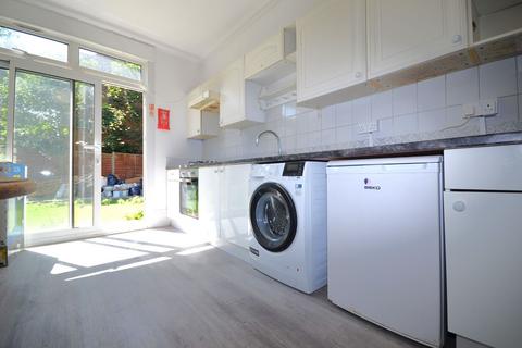 5 bedroom end of terrace house to rent, Stuart Road, Acton
