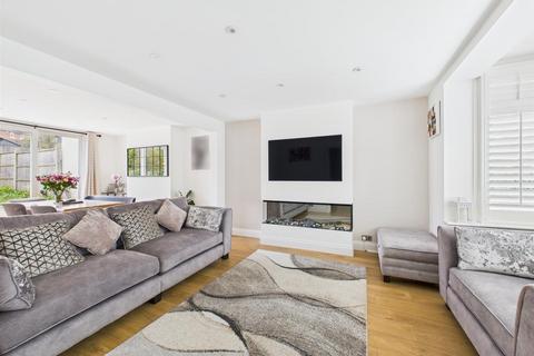 17 Rickman Hill, Coulsdon, CR5 3DS