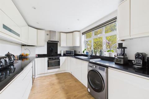 17 Rickman Hill, Coulsdon, CR5 3DS