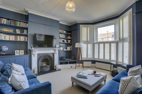 82 Arngask Road, London, SE6 1XX