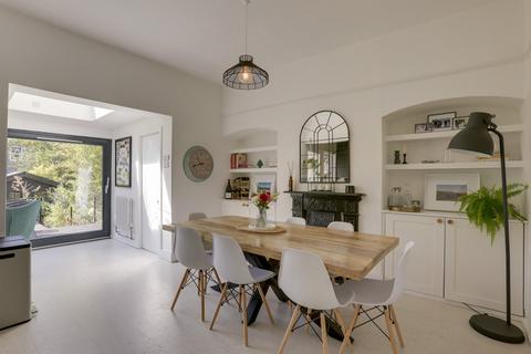 82 Arngask Road, London, SE6 1XX