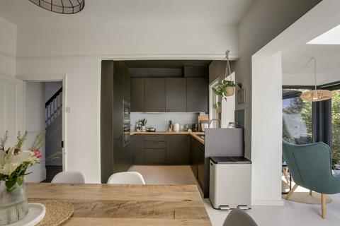 82 Arngask Road, London, SE6 1XX