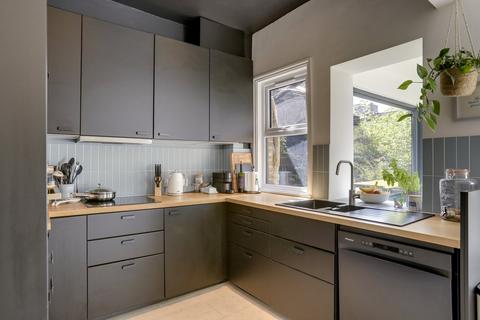 82 Arngask Road, London, SE6 1XX