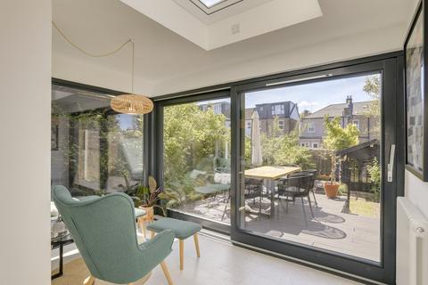 82 Arngask Road, London, SE6 1XX