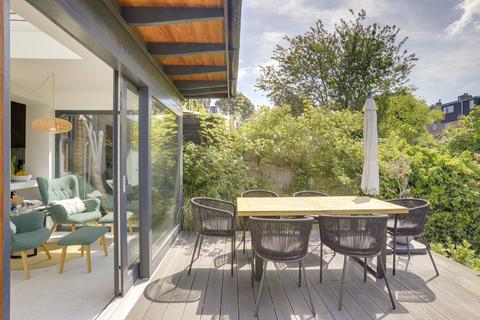 82 Arngask Road, London, SE6 1XX