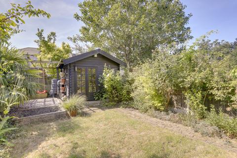 82 Arngask Road, London, SE6 1XX