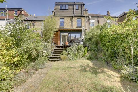 82 Arngask Road, London, SE6 1XX
