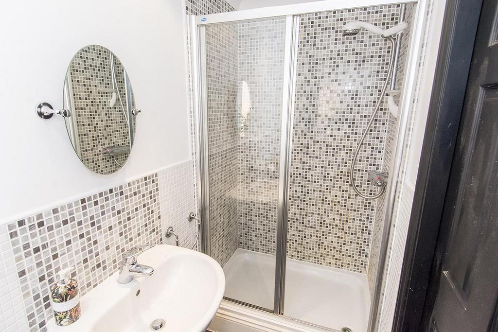 En-suite Photo 2