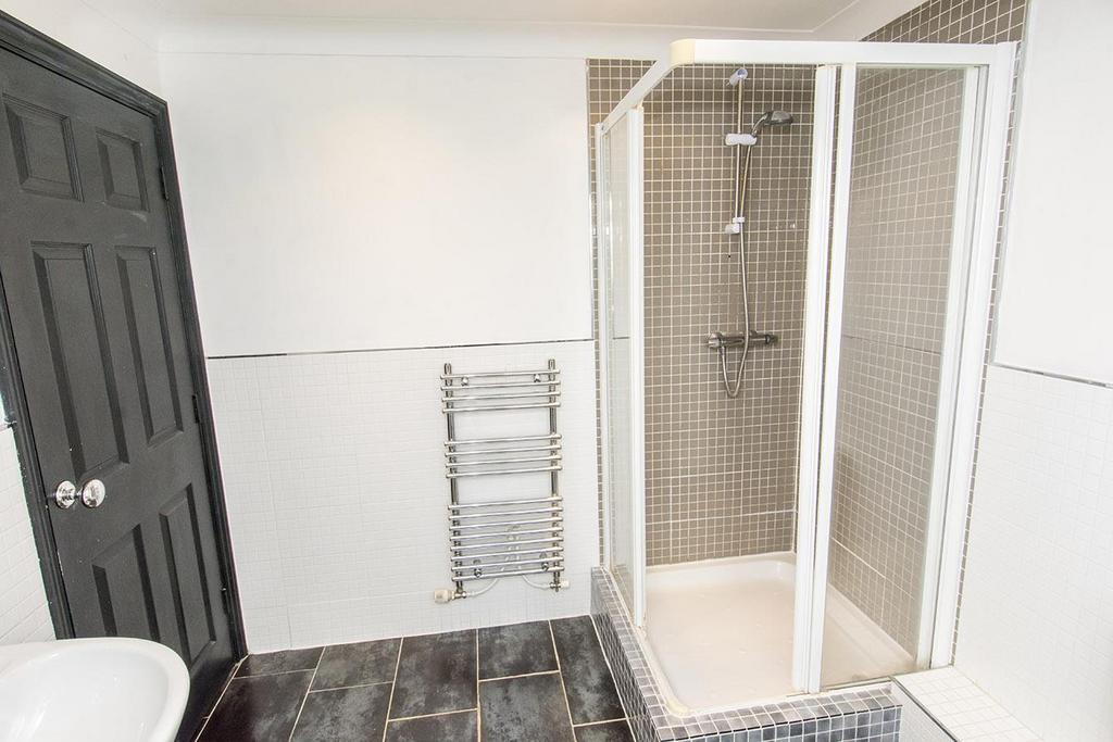Shower Room Photo 2