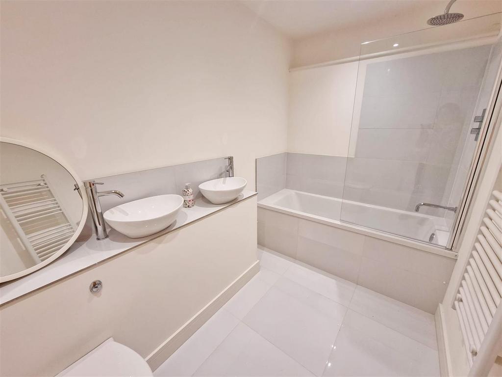 Bedroom 2 Ensuite.jpg