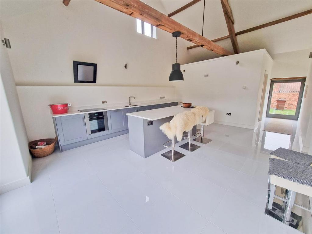 Kitchen 2.jpg