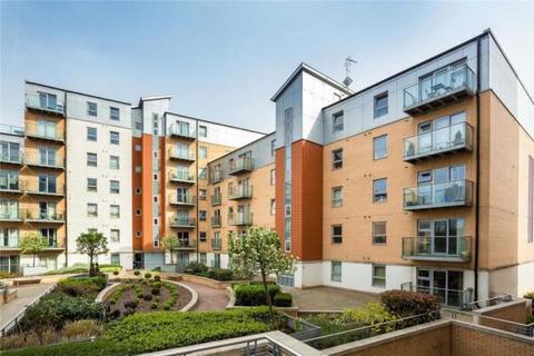 2 bedroom flat to rent, Queen Mary Avenue, London