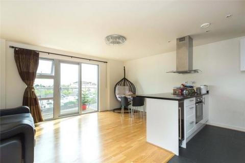 2 bedroom flat to rent, Queen Mary Avenue, London