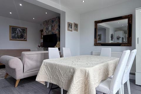 4 bedroom house to rent, Cottesmore Avenue, Ilford