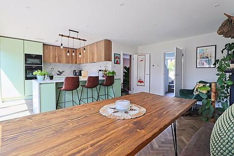 3 bedroom semi-detached house for sale, Adelaide Gardens, South Benfleet
