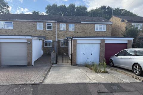 25 Armscroft Gardens, Gloucester, GL2 0RT