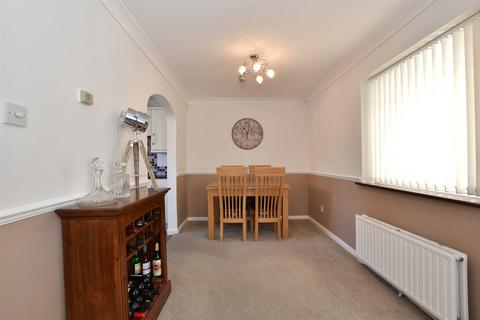 3 bedroom semi-detached house for sale, Menzies Avenue, Basildon, Essex