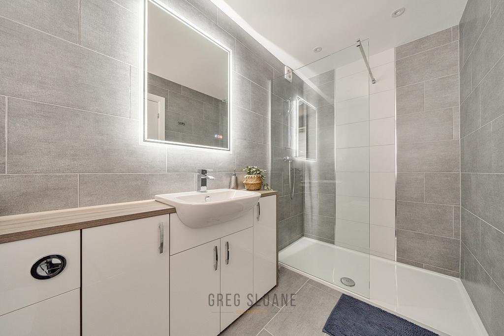 En-suite to Annexe Bedroom