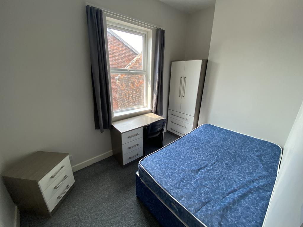 This inviting double bedroom features ample nat...